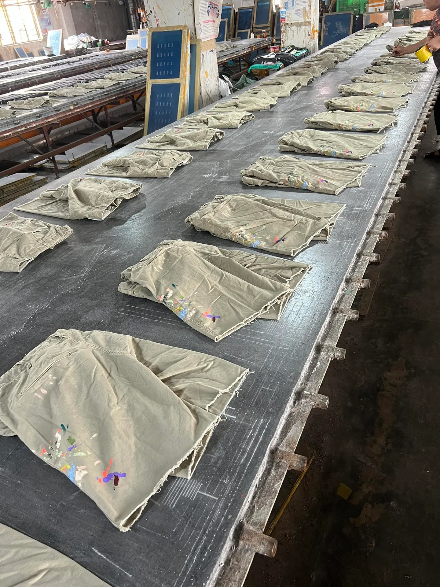 Handmade graffiti GALLERY DEPT. RICKY SHORT/KHAKI Splashed ink knife cut khaki work shorts Khaki color 30-32-34-36 code Re-adjusted version Re-washed to make old VINTAGE Handmade acrylic splashed ink graffiti Genuine cowhide steel stamped LOGO leather tag Original version with LOGO buttons
